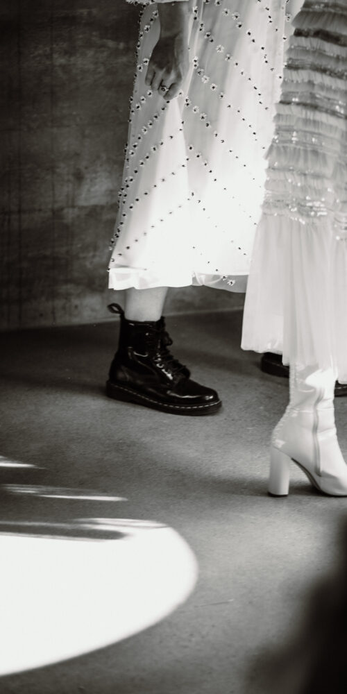 weddingplanner-switzerland_minimalistische-hochzeit-bride-shoes-boots